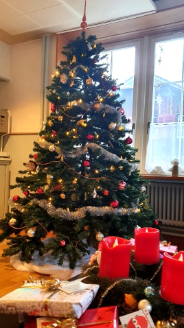 Weihanchtsbaum im Wohnzimmer