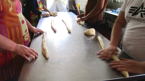 Bewohner:Innen backen Zopf