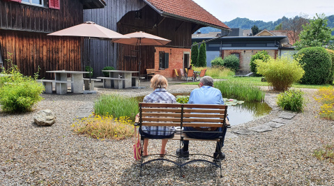 Sonne geniessen am Weiher Wohngruppe