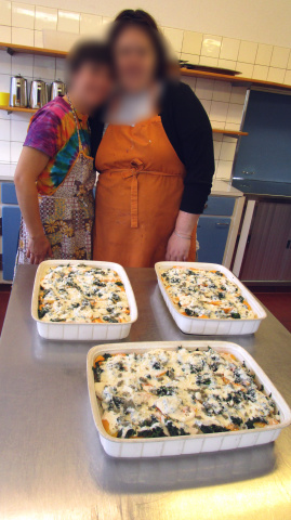 Bewohnerinnen kochen Lasagne