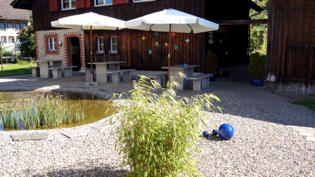 Lauschiger Sitzplatz im Garten am Weiher