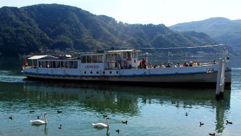 Bewohner machen eine Schiffahrt auf dem See