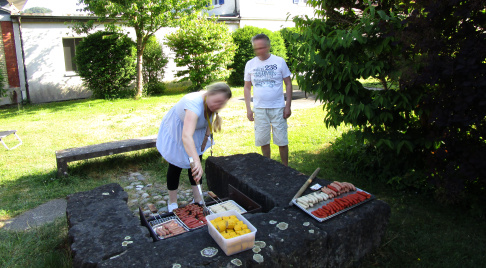 Wir grillieren im Garten