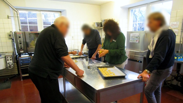 Geminsames Guetzli backen in der Wohnheim Küche