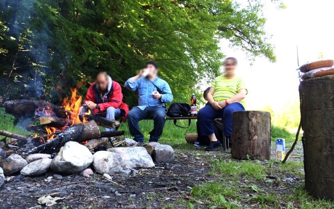 Grillieren im Wald mit der Beschäftigungsgruppe