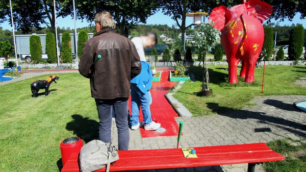 Das Wohnheim macht einen Ausflug zum Minigolf spielen