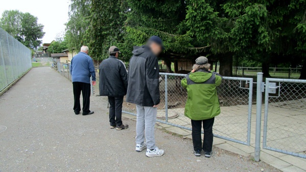 Mit Bewohnern im Zoo